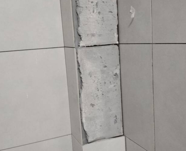 邢台市瓷砖空鼓维修公司分享下瓷砖施工前基层浇水润湿程度不足，可能导致以下问题