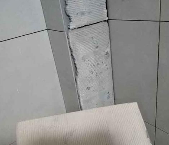 邢台市瓷砖空鼓维修公司分享下厨房瓷砖脱落的补救措施。